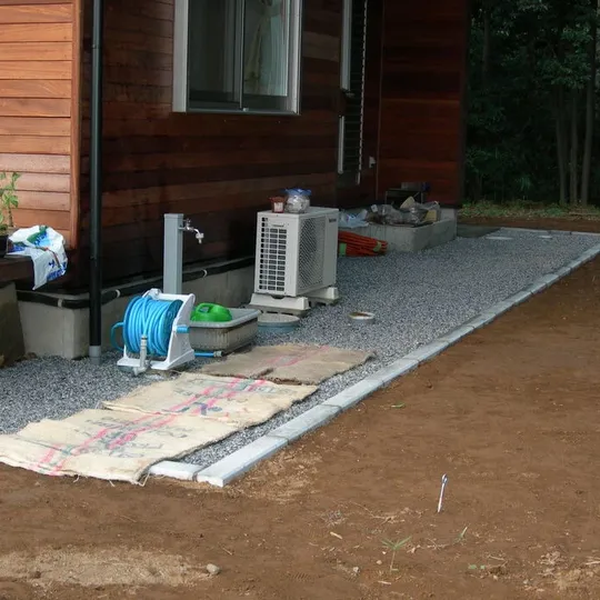 画像1848：滑川町 I邸 造園工 境界ブロック据付及び敷砂利工