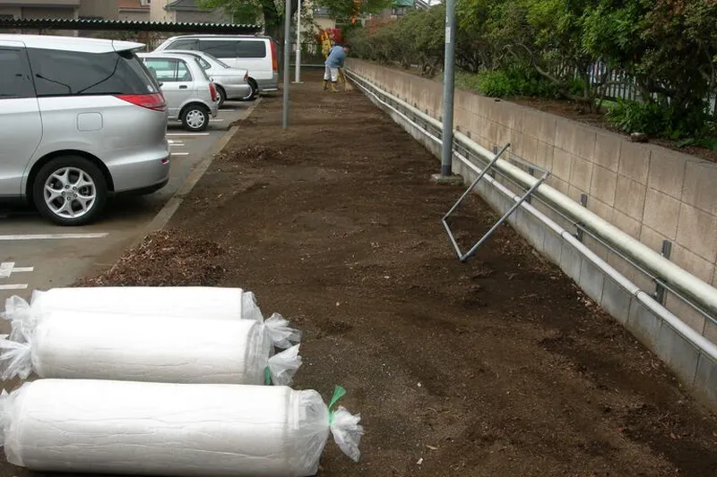 坂戸市内の某事業所内緑地の新規地被植え付けbefore
